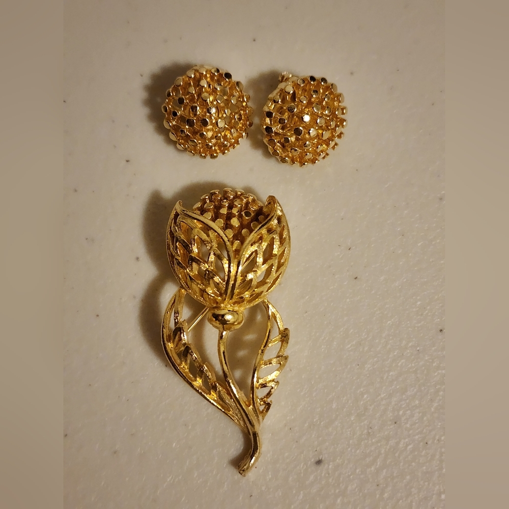 Signed Lisner goldtone flower brooch and clip earrings